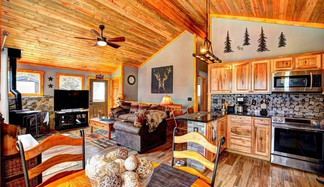 RidgeviewReverie-modern mountain retreat with HOT TUB near Fairplay/Breckenridge