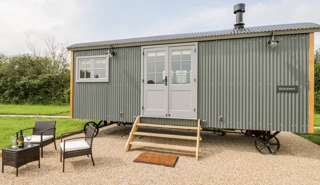 RIDGEWAY, pet friendly, with open fire in Uffington