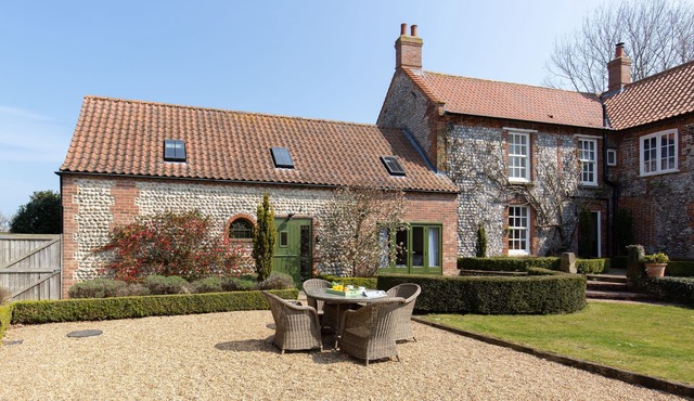 Riding Stable - sleeps 6 guests in 3 bedrooms