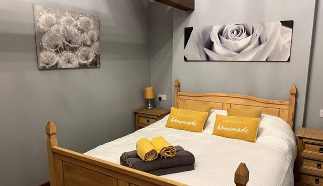 Rife Lodges near Arundel has a private hot-tub, free Wi-Fi and parking