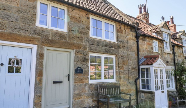 RIGG COTTAGE, MOUNT PLEASANT, pet friendly, with a garden in Sandsend