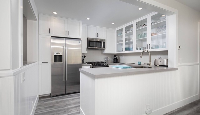 RIGHT Across the Street from the Beach! DEL MAR BEACH COLONY WALK TO ALL!