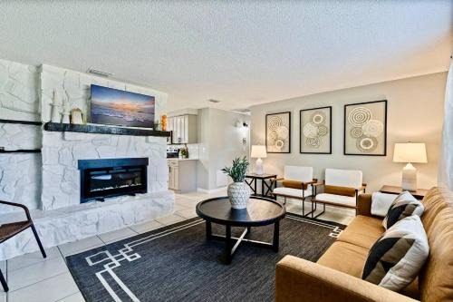 Right at Home Stays - Modern 2BR 2BA with Yard & Fireplace