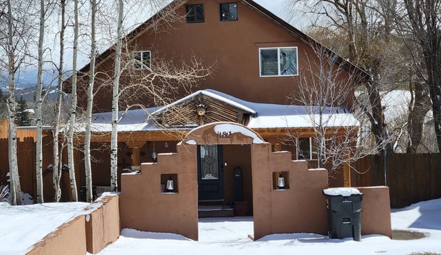 Right downtown Pagosa!near shops and riverwalk.