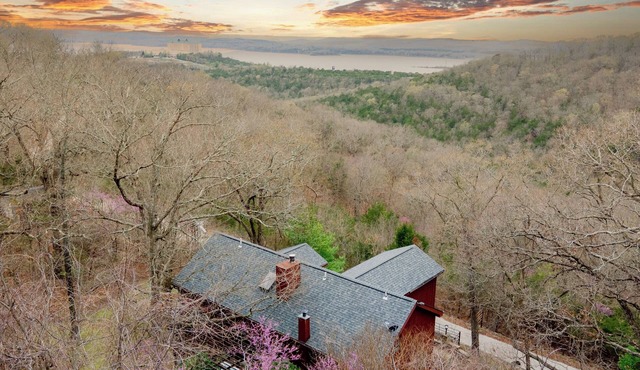 Right in Branson 4,000 Sq Ft Home with Lake View & Hot Tub!