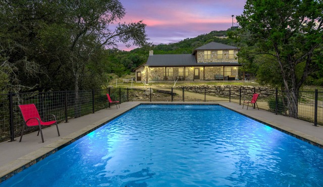 Right in the heart of Concan, private swimming pool, epic views & a 2-minute drive to THE Frio River
