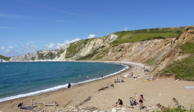 Right in the heart of Swanage, eating places, shops and beaches very close.