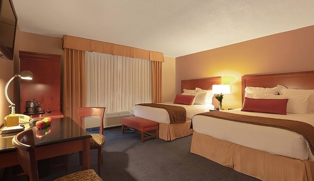 Right Near Downtown! Walk to Shops & Restaurants, FREE Parking, Pool Access