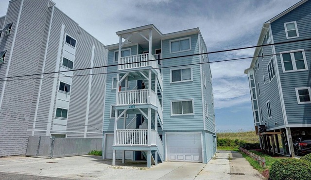 Right On the Beach - Spectacular Views!