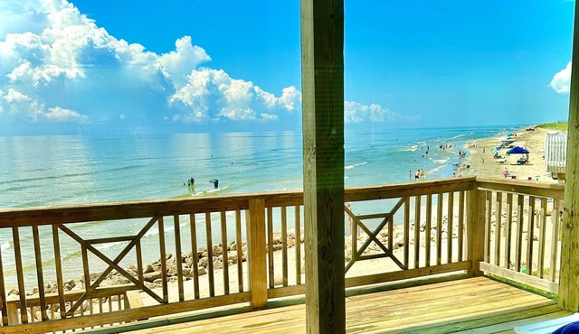 Right On the Beach! Oceanfront, 2 Master Bedrooms, Minutes from Galveston