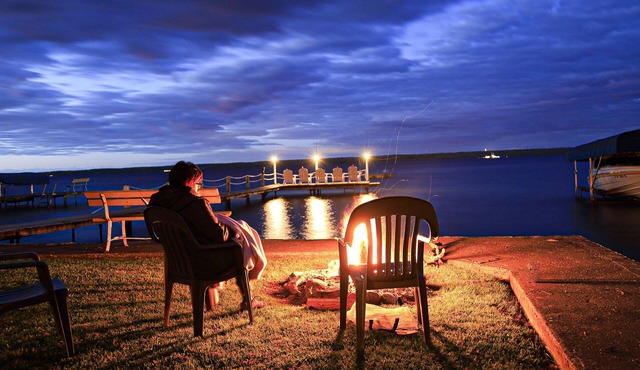 Right on the lake in the heart of the wineries! 4 bedrooms, 4 seasons!