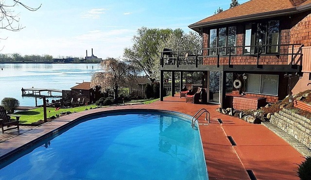 Right On the Niagara River - River Access Dock - Pool - Hot Tub - Firepit.more