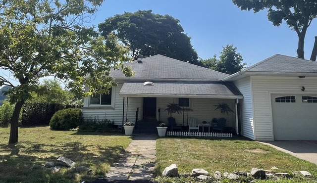 Right on the River! walking to town/artpark/docks