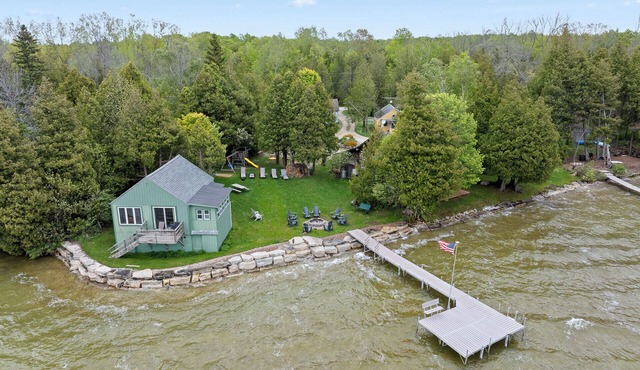 Right on the water-Dog Friendly Cottage with kids playground