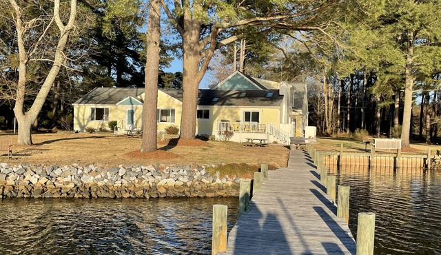 "Right on the Water" vacation home in Mathews