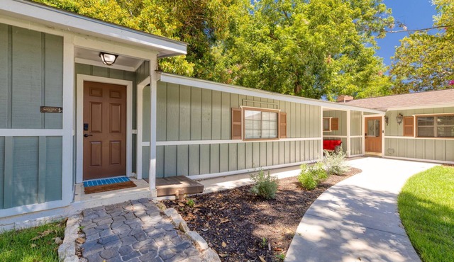Right on the Water/Volley Ball/Corn Hole/Fun & Relaxing Lake House in Lake McQ