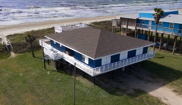 RightOnTheBeachVR: FRONT ROW Jamaica Beach 5BR 3bath, Stunning Views, Huge Decks