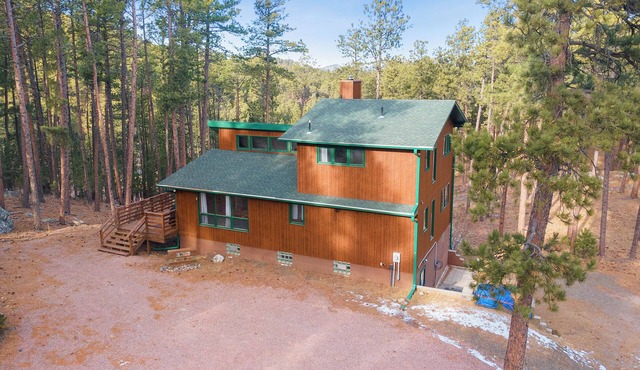 Riley's Retreat Hot Tub and air conditioning!