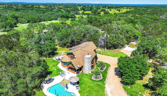 Rim Rock I Blanco, Log Cabin , Pool, Hot Tub, 10 acres of Nature to Explore