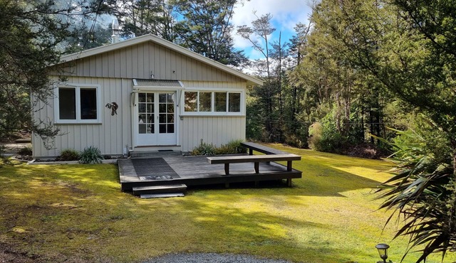 Rimu Lodge, a Cosy Cottage in St Arnaud, Lake Rotoiti, Nelson Lakes NP