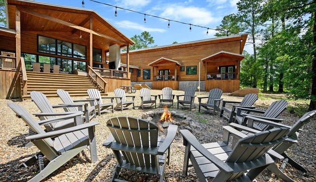 Ring of Fire -5 Master Suites, 7BR- Basketball Ct & More!
