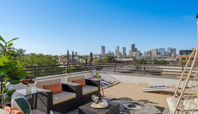 RiNo Loft w/parking & mtn Views
