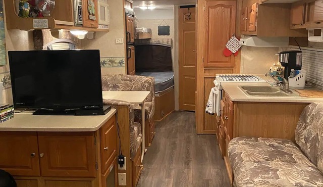 RIO FRIO SUNSET GLAMPER-nAFFORDABLE, CLEAN, CLOSE TO GARNER ST. PARK& FRIO RIVER
