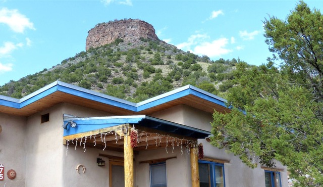 Rio Grande Gorge Casita- traditional adobe, hot tub, hiking, privacy