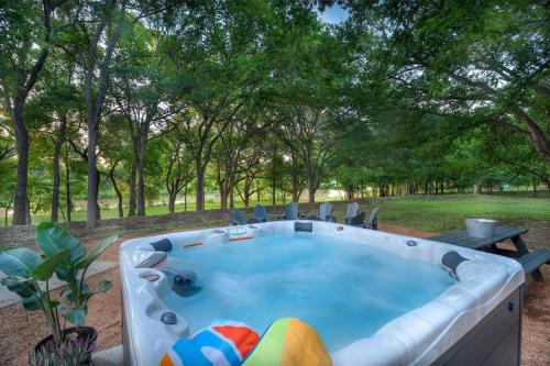 Rio Ranchito, Hot tub, River front, Fire Pit!
