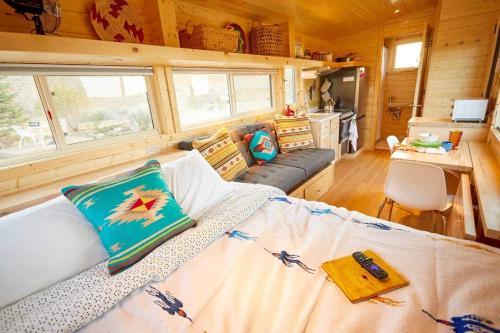 Rio TinyHome w View, Hot Tub 2 miles to Hot Spring