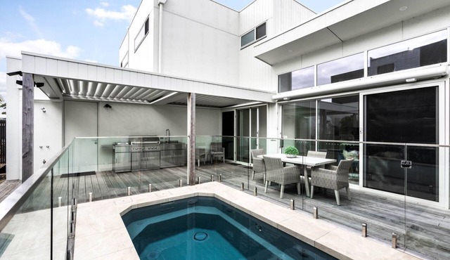 Ripple Inn; Year-Round Heated Pool, Linen, EV Charger, Wifi; walk to the beach!