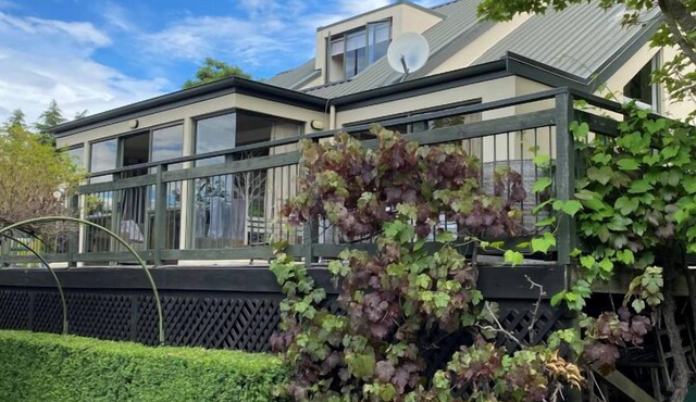 Rippon Lea - Wanaka-Relax and unwind, or set out on an adventure