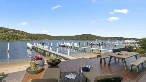 Riptides Booker Bay -Waterfront apartment, walk to shops & cafes
