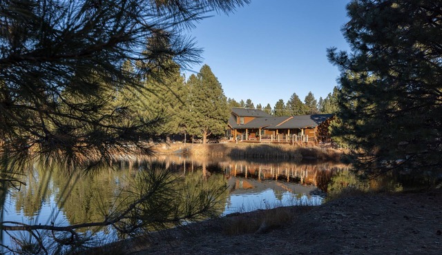 Risa Cabin: Hot Tub, Private Lake, Spacious