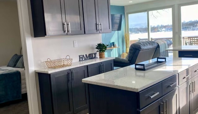 Rise and Shine Island Lake Cabin Beautiful 3-bedroom house with AC
