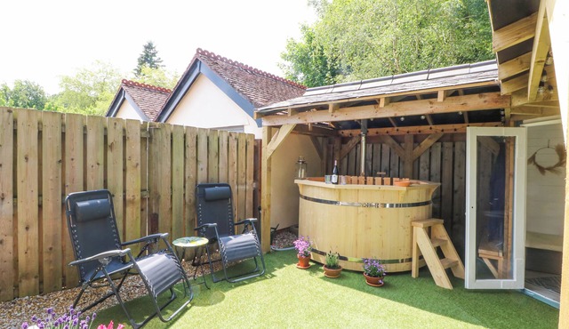 RISING SUN COTTAGE, with hot tub in Lixwm