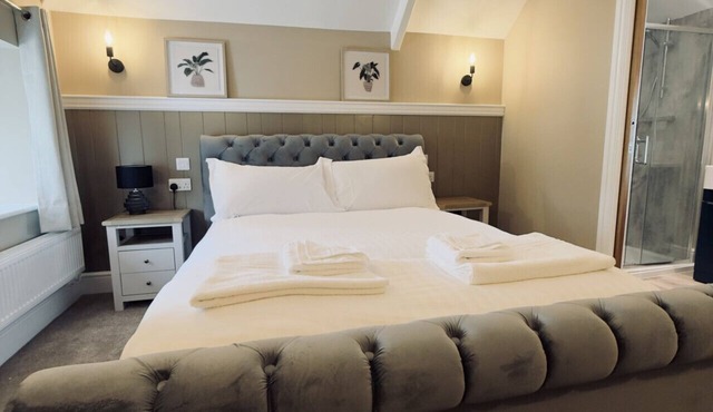 Rising Sun Inn - Bronn Ewhella