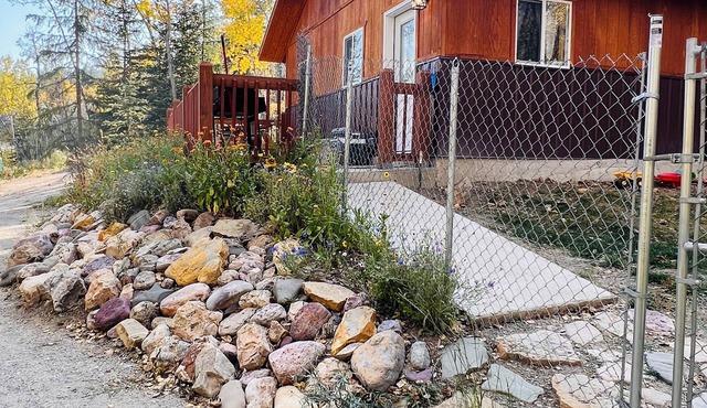 Rising Wolf Getaway: pet friendly 2-bedroom cabin in beautiful Babb, Mt.
