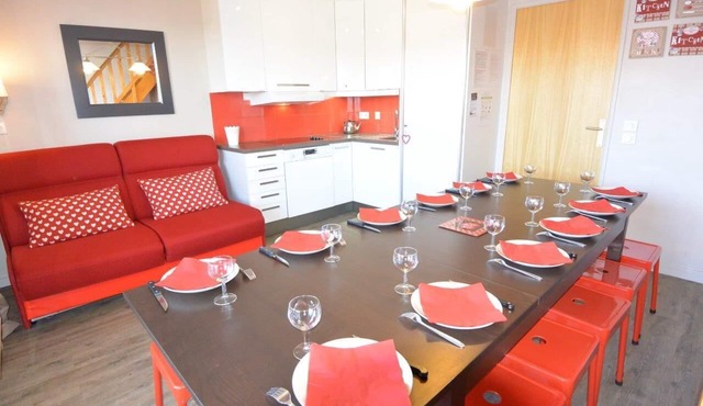 Risoul 4 bedroom duplex sleeps 11, at the foot of the slopes, summer winter