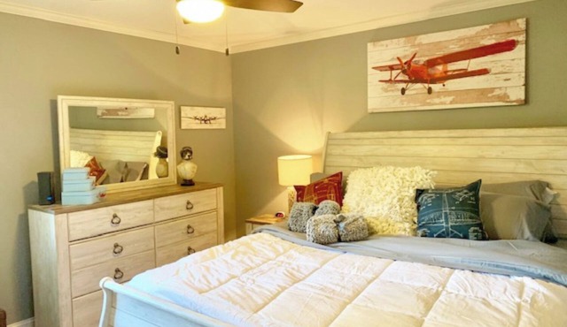 Ritchie’s Oshkosh Chalets: Executive Airplane Suite