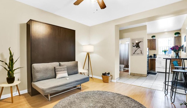 Rittenhouse Studio Apartment with Patio by ACT