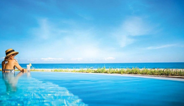 RITZ-CARLTON LUXURY ON THE BEACH