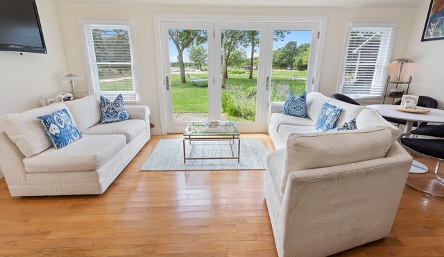 Ritz - East Hampton Cottage On The Water