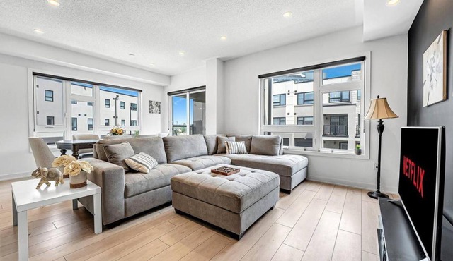 Ritzy 3BR Home with Balcony Near Burlington Pier