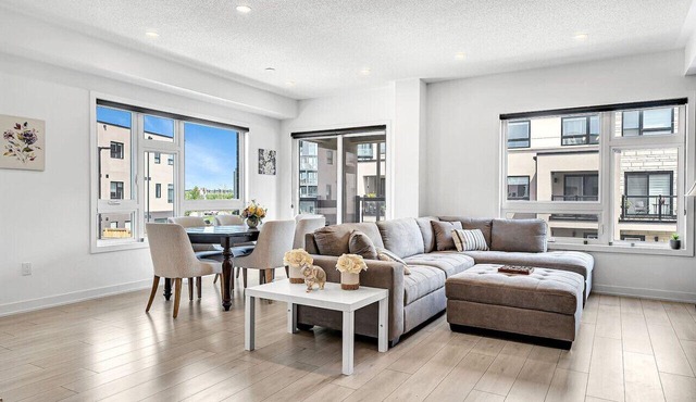 Ritzy 3BR Home with Balcony Near Burlington Pier