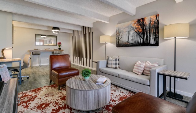 ★Ritzy Adaptable Get-Away | ★Pool | ★Free Covered Parking
