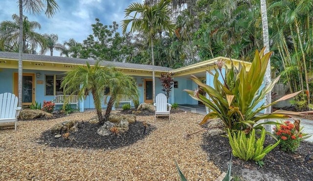 Ritzy Palms Downtown Estate-5 minutes to beach-walking distance to downtown!