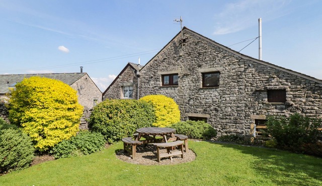 RIVEN OAK, pet friendly, character holiday cottage in Levens