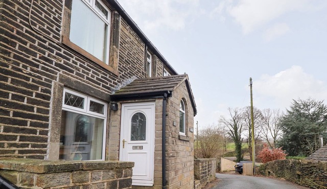 RIVENDELL, pet friendly, character holiday cottage in Holmfirth