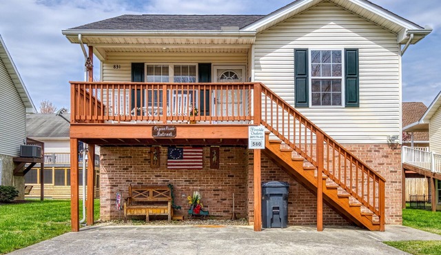 River Access- 1 Mile off of Pigeon Forge Parkway- Hot Tub-pet friendly-motor cycle Friendly